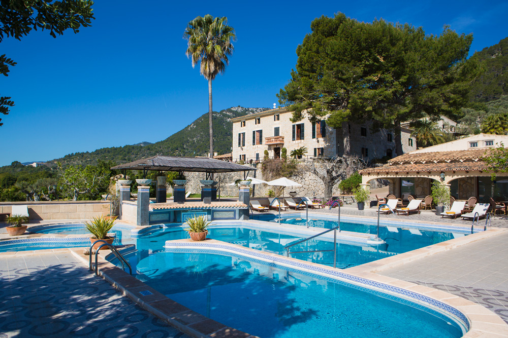 Que res canviï les teves ganes de descobrir Mallorca, t'esperem molt aviat a Monnaber Nou - monnaber nou pool finca day - Hotel Rural Monnaber Nou Mallorca